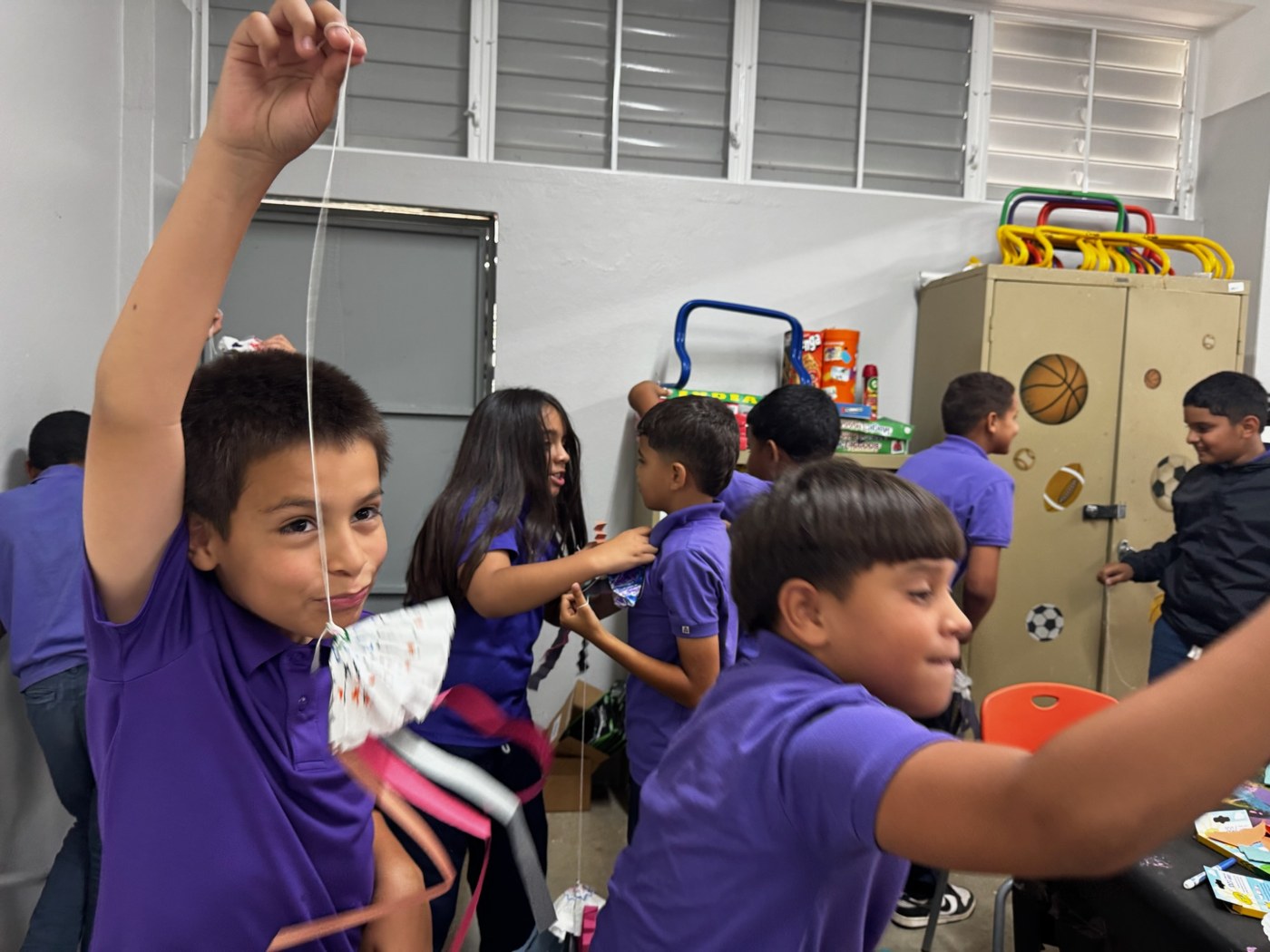 Estudiantes participan en la actividad artística de Daniel en la escuela