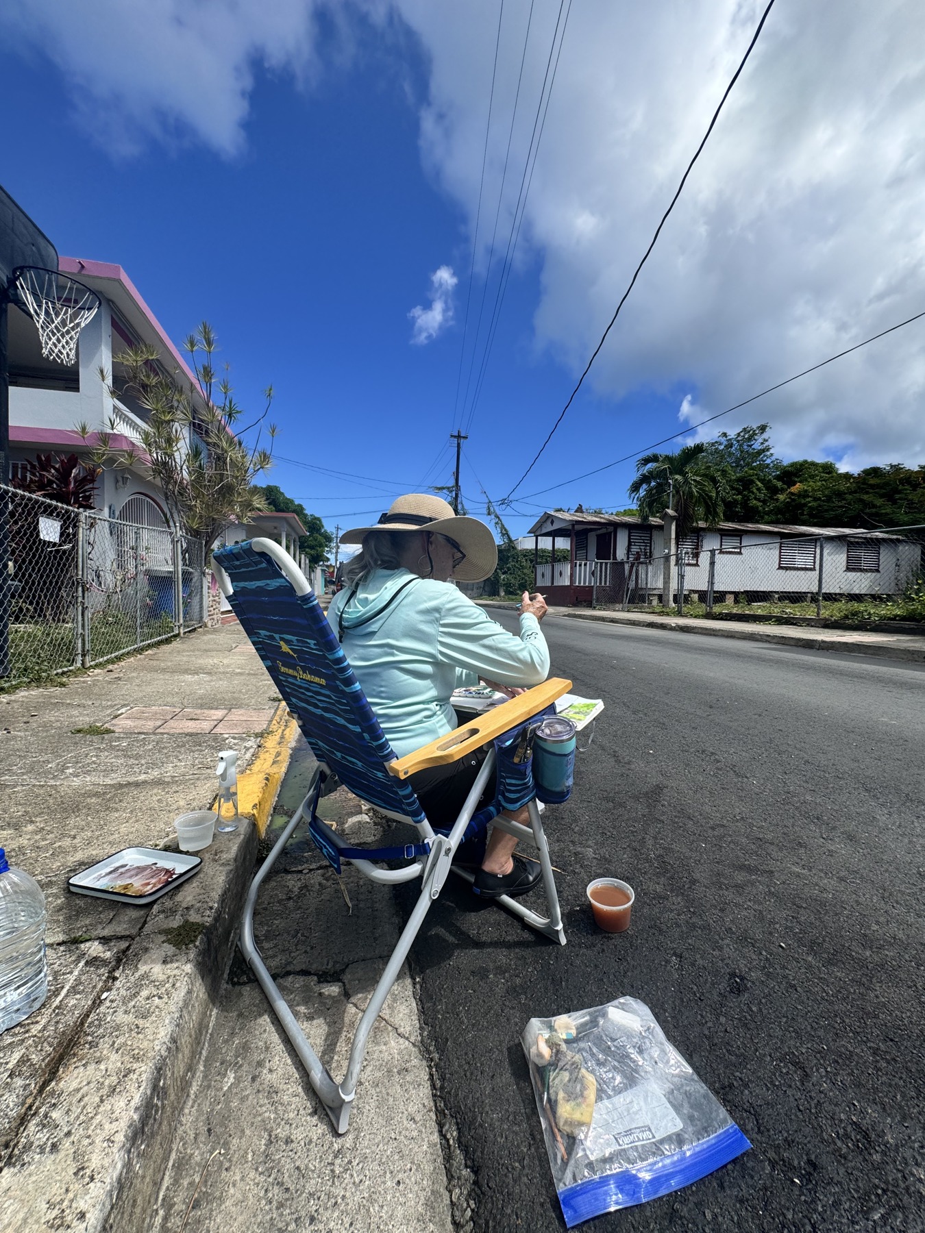 Participante pinta al aire libre las calles de Isabel II