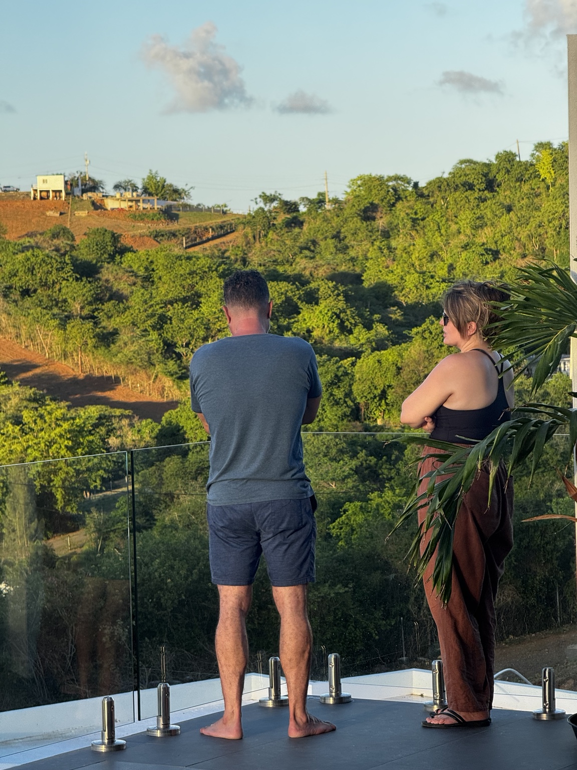 Visitantes observan el paisaje de Vieques desde Casa Mi Rey